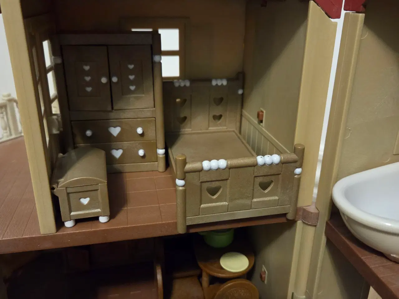 Billede 2 - Sylvanian hus med mange møbler