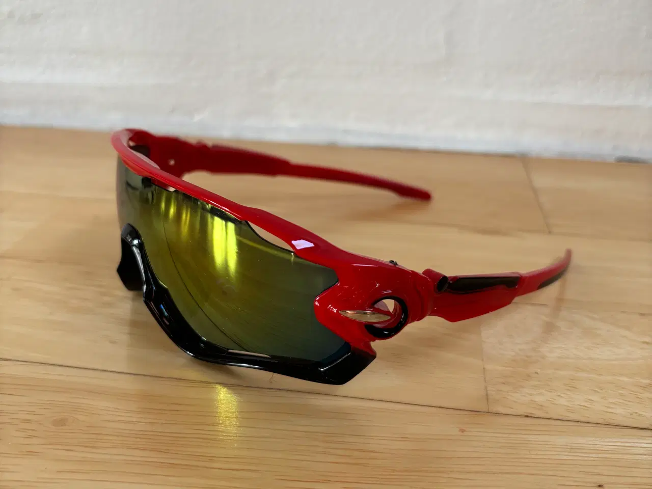 Billede 2 - Sportsbriller i Rød og Hvid ramme med Røde linser