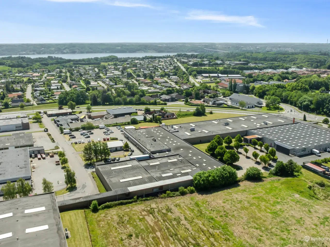 Billede 1 - Stort kombineret lager- og kontorlejemål i Vejle med 6 m loft og nem adgang til E45
