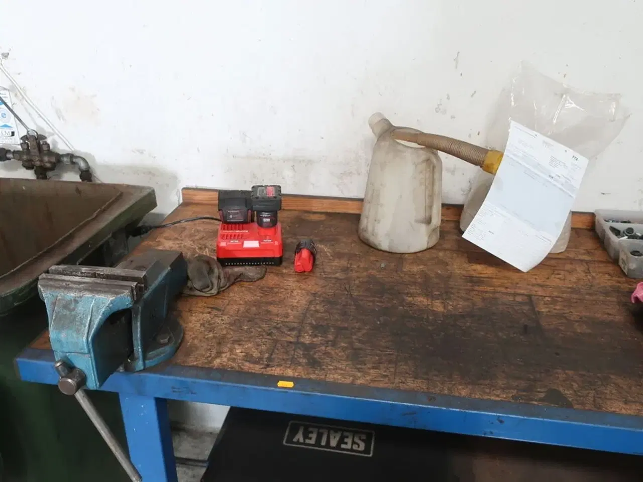 Billede 5 - Arbejdsbord med indhold