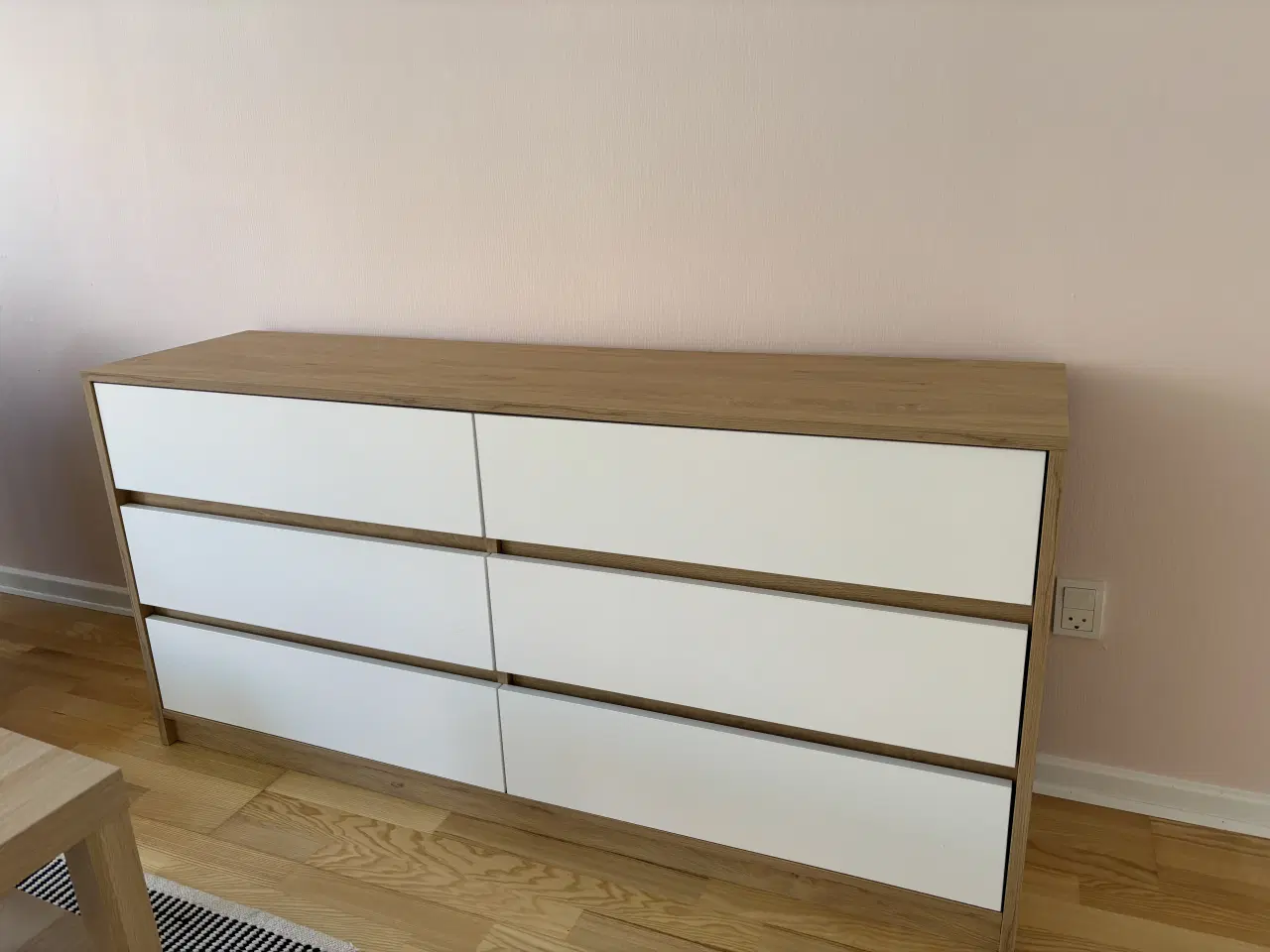 Billede 2 - Kommode i træ med hvide skuffer