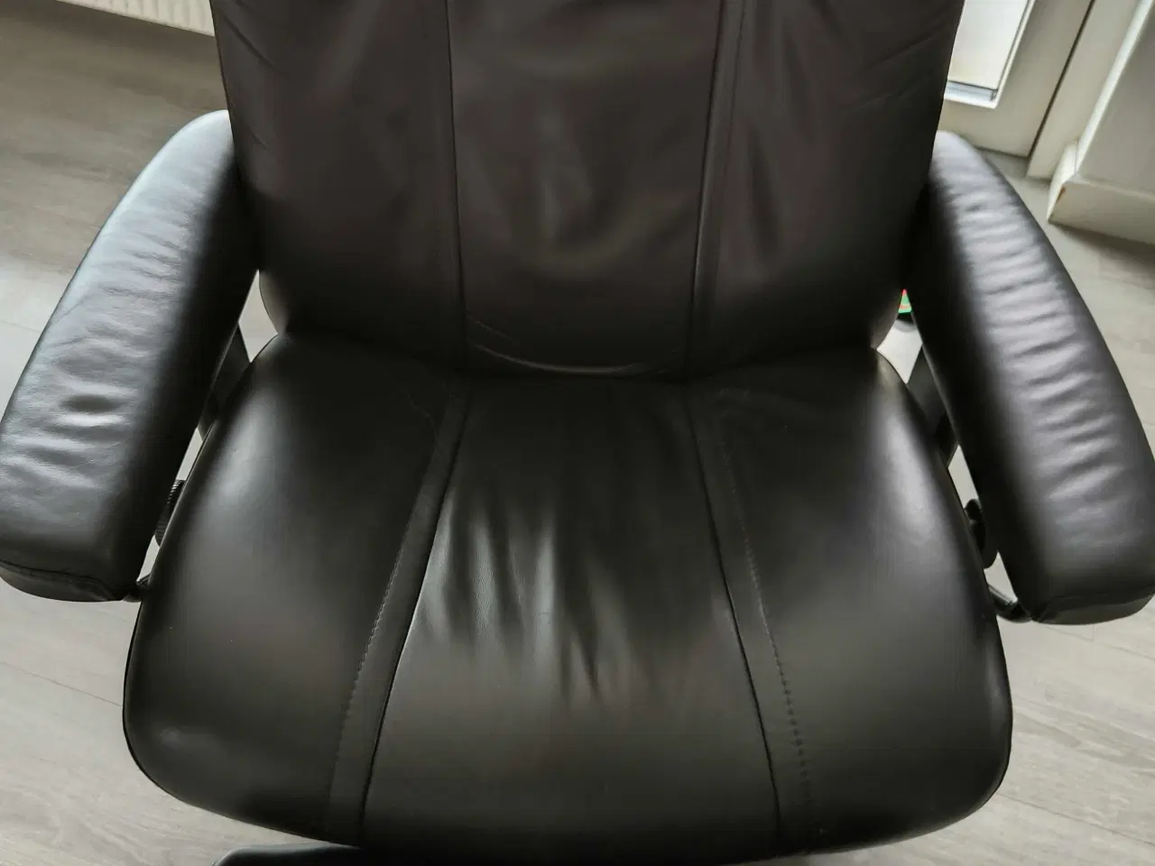 Billede 4 - Stressless sort stol og sort stel.