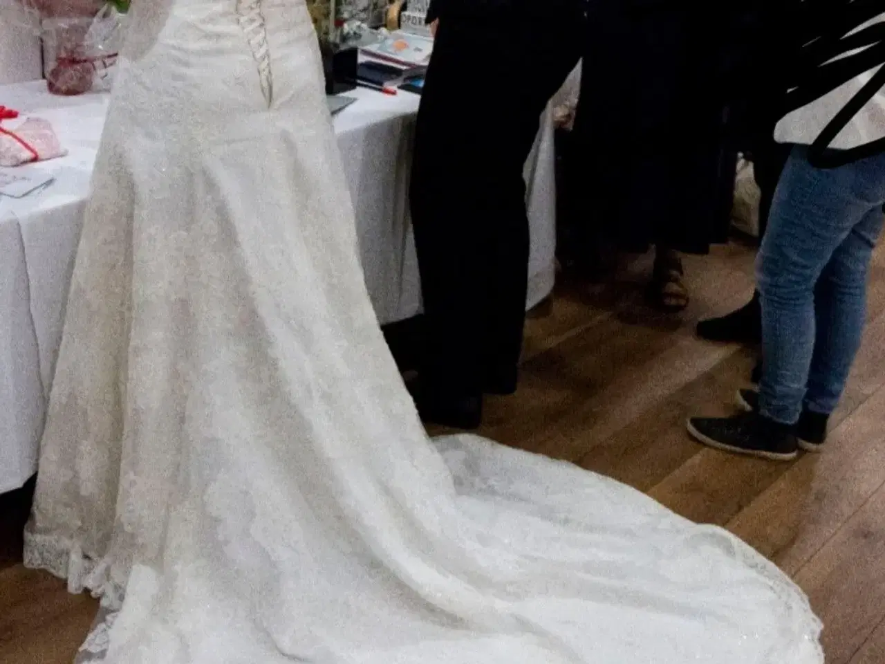 Billede 2 - Brudekjole med blonder og slæb.