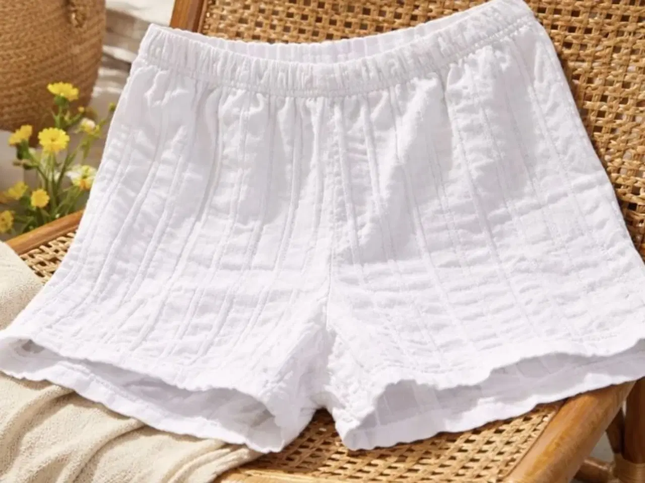 Billede 4 - Hotpants i hvid, strukturstribet bomuld