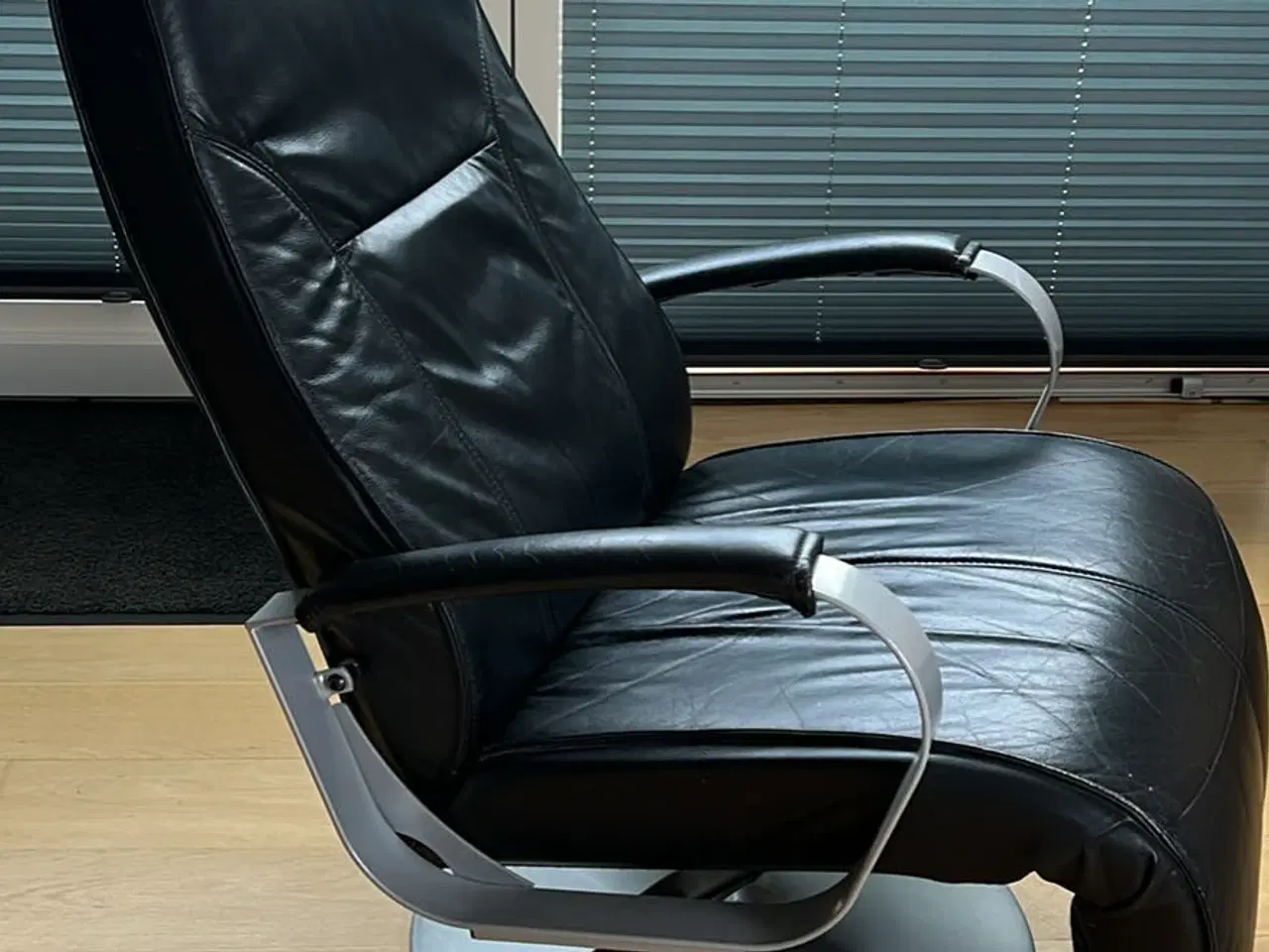 Billede 1 - Sort Læder drejestol med indbygget fod skammel