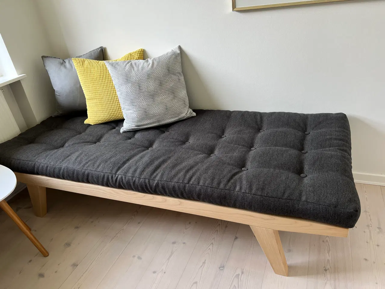 Billede 2 - Daybed i asketræ, incl.  madras med mørkt betræk. 