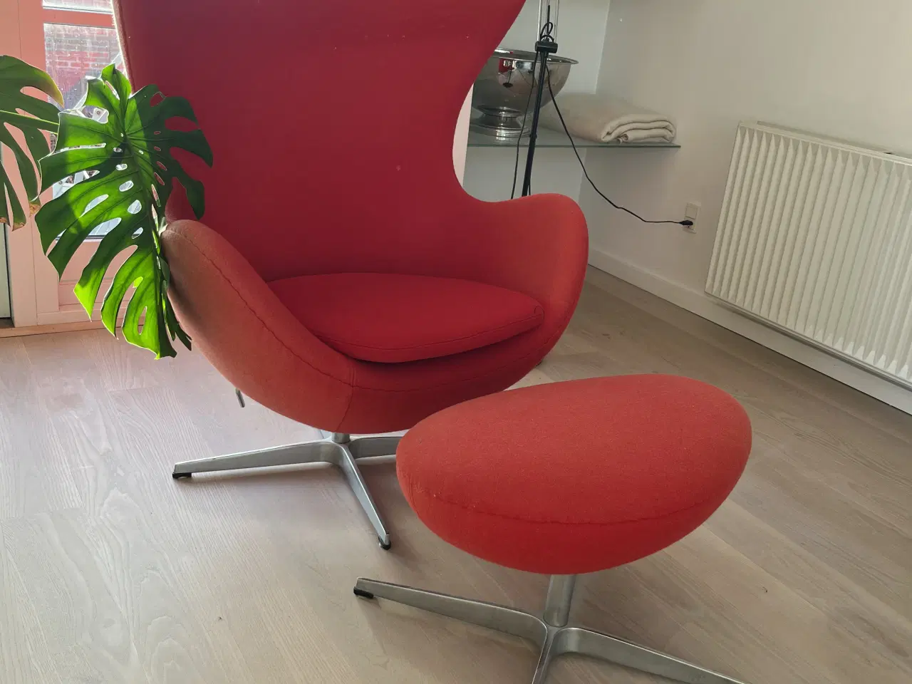 Billede 1 - Ægget + skammel - Replica - rød uld