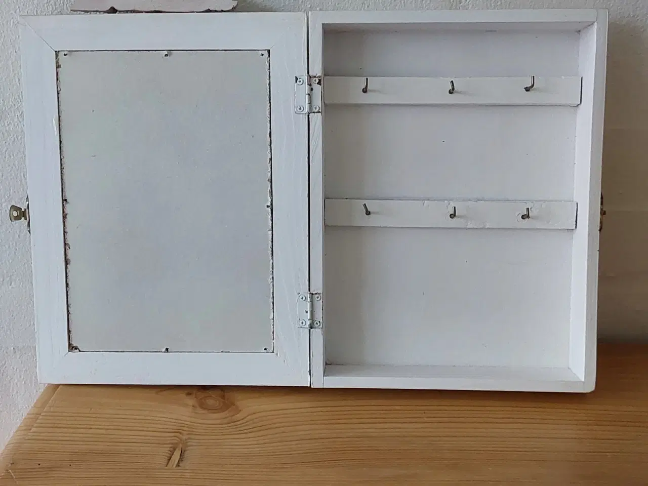Billede 3 - Nøgleskab i hvidmalet træ 25 x 19 cm.