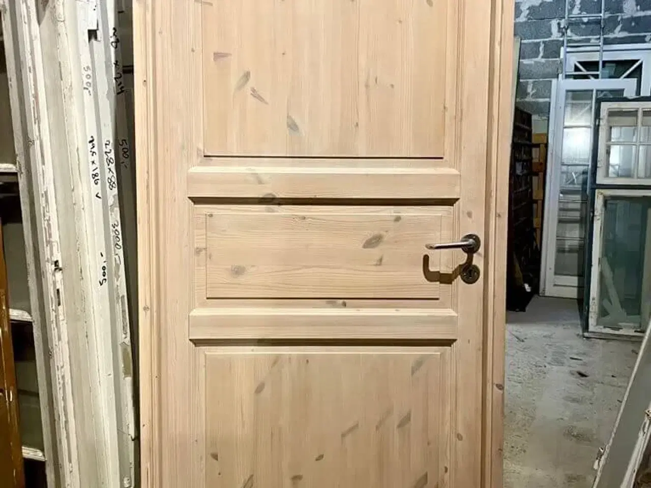 Billede 2 - Nyere fyldningsdør m. karm og snap-hængsler