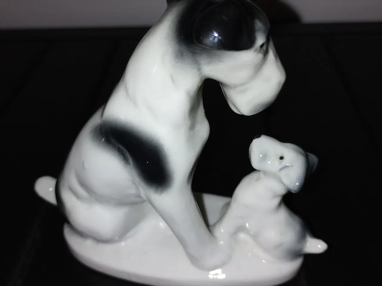 Billede 2 - Sød porcelænsfigur hund med hvalp
