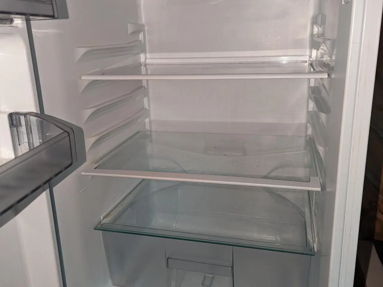 Billede 4 - Køleskab med fryser (to defekte skuffer)