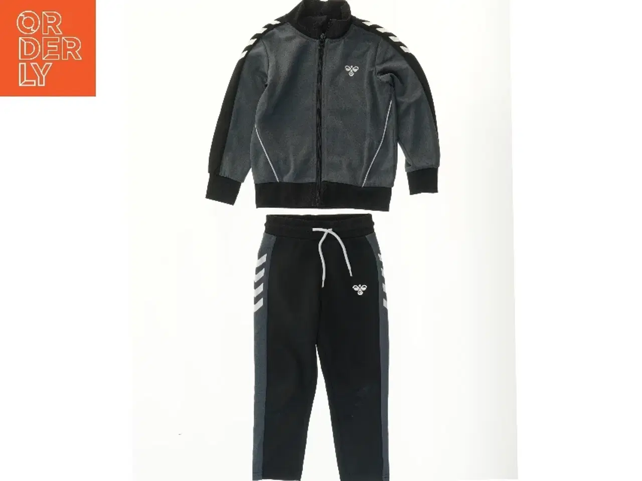 Billede 1 - Træningssæt med jakke og bukser fra Hummel (str. 104)