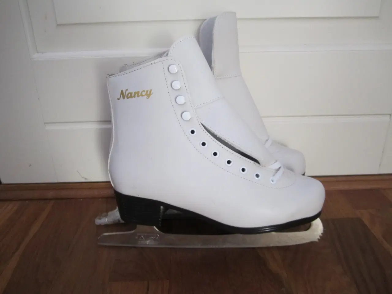 Billede 1 - SUPER FLOTTE NYE KUNSTSKØJTER. BYD.