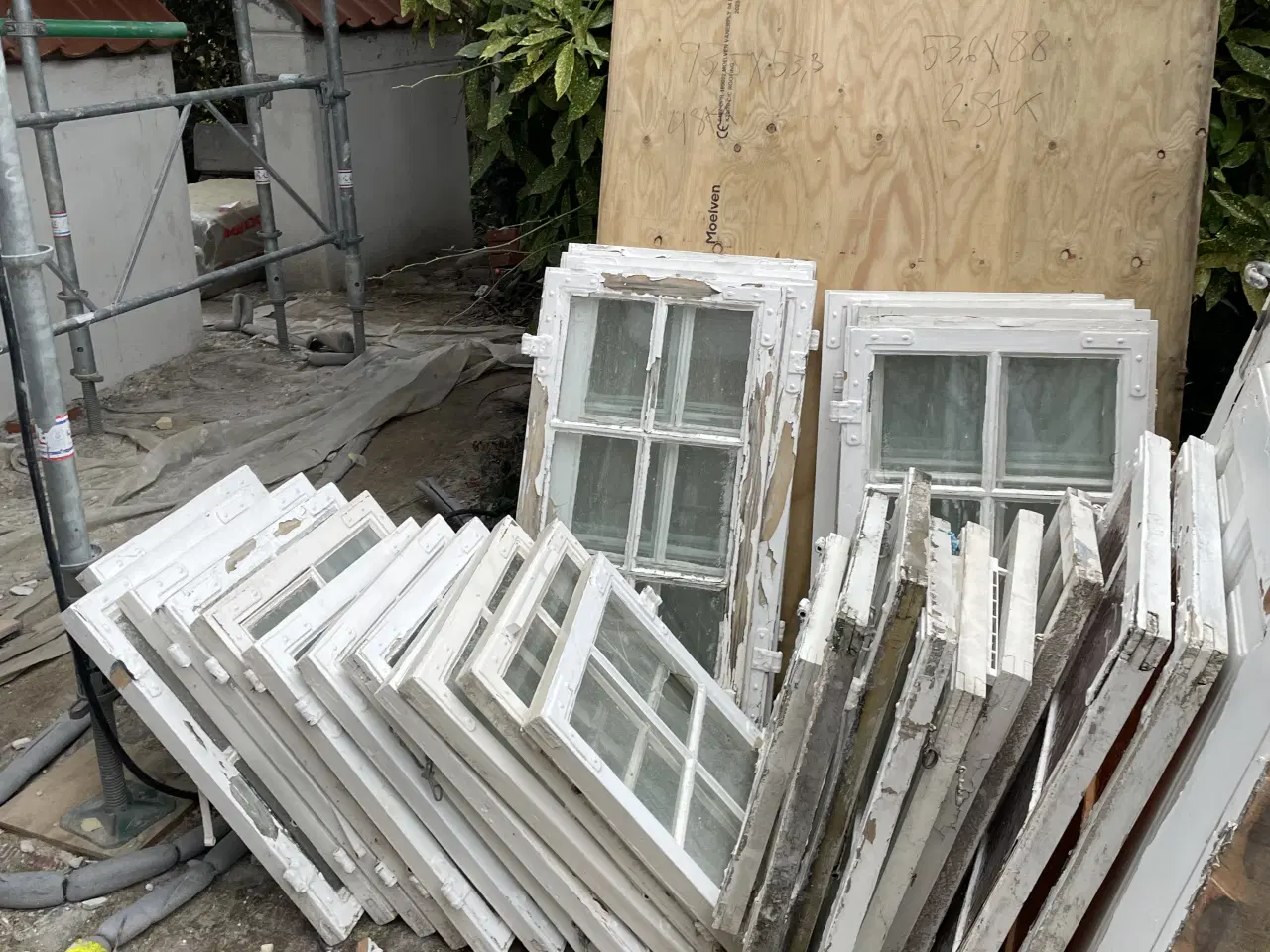 Billede 2 - Gamle vindues rammer til salg 
