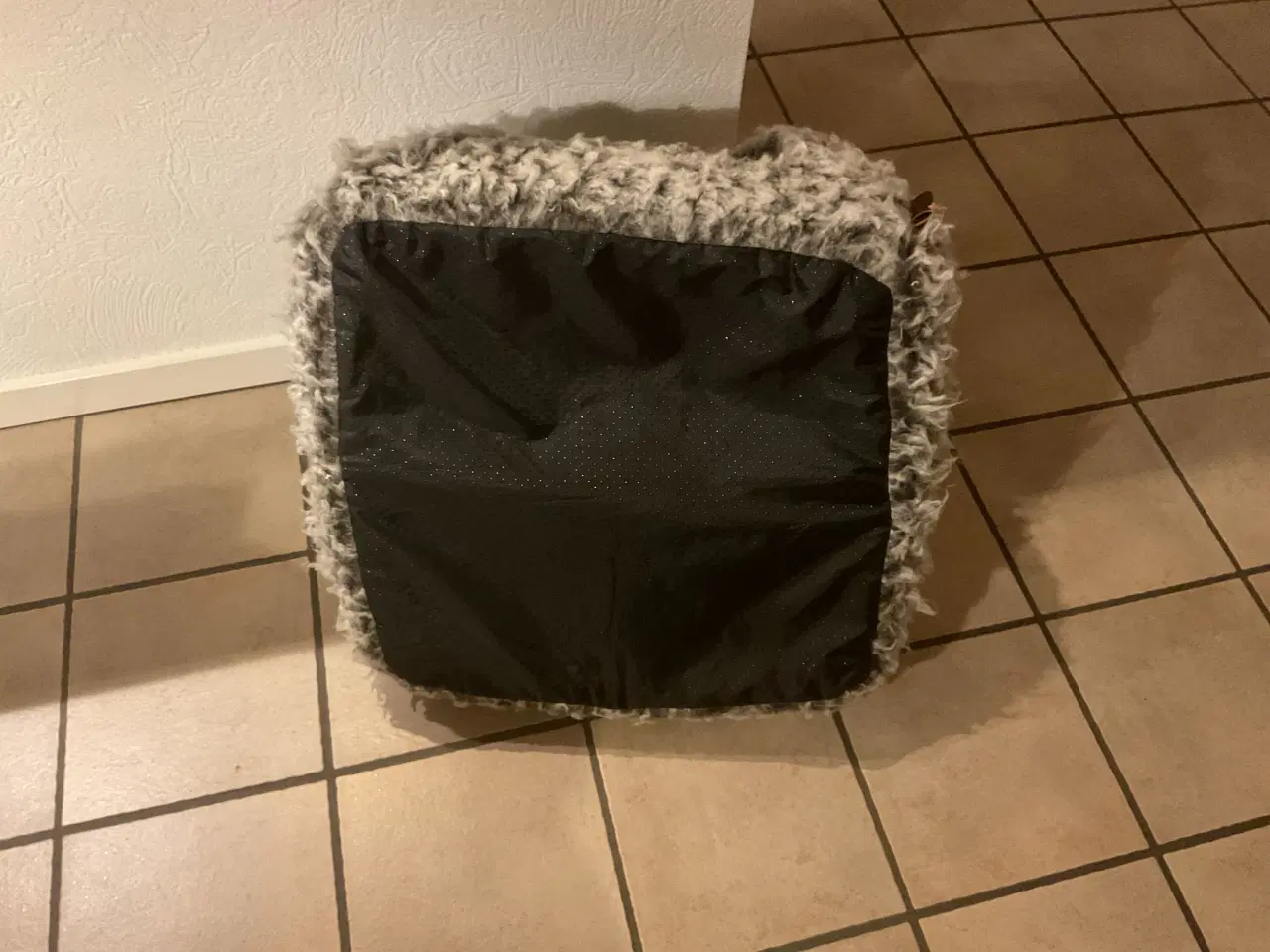 Billede 2 - Hundekurv/ hule til en lille hund.