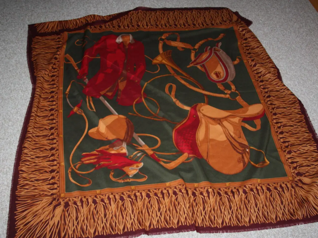 Billede 1 - Mønstret tørklæde med jagt motiver 133 cm x 133 cm