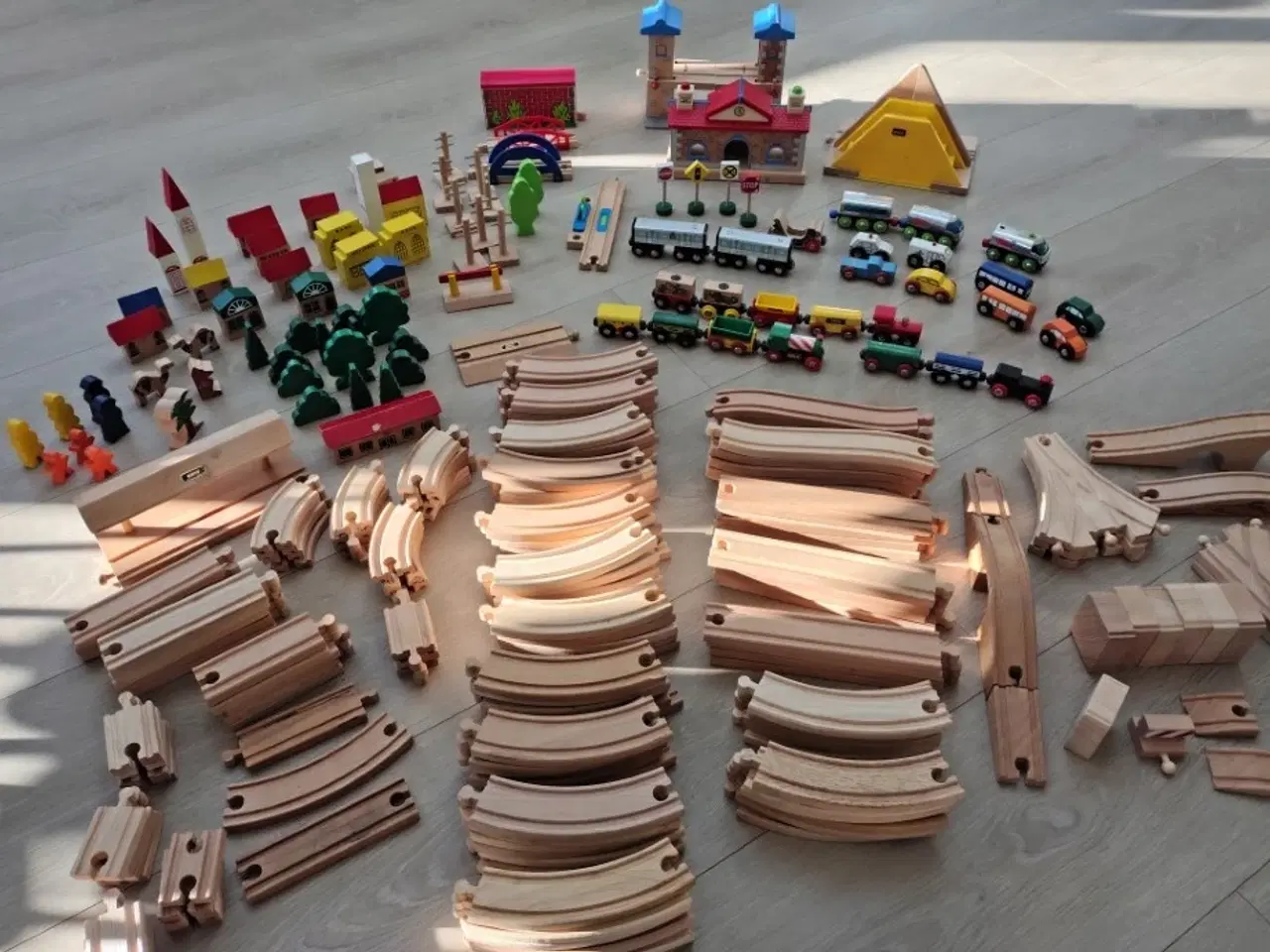Billede 2 - Stor BRIO togbane – mange skinner, tog og tilbehør