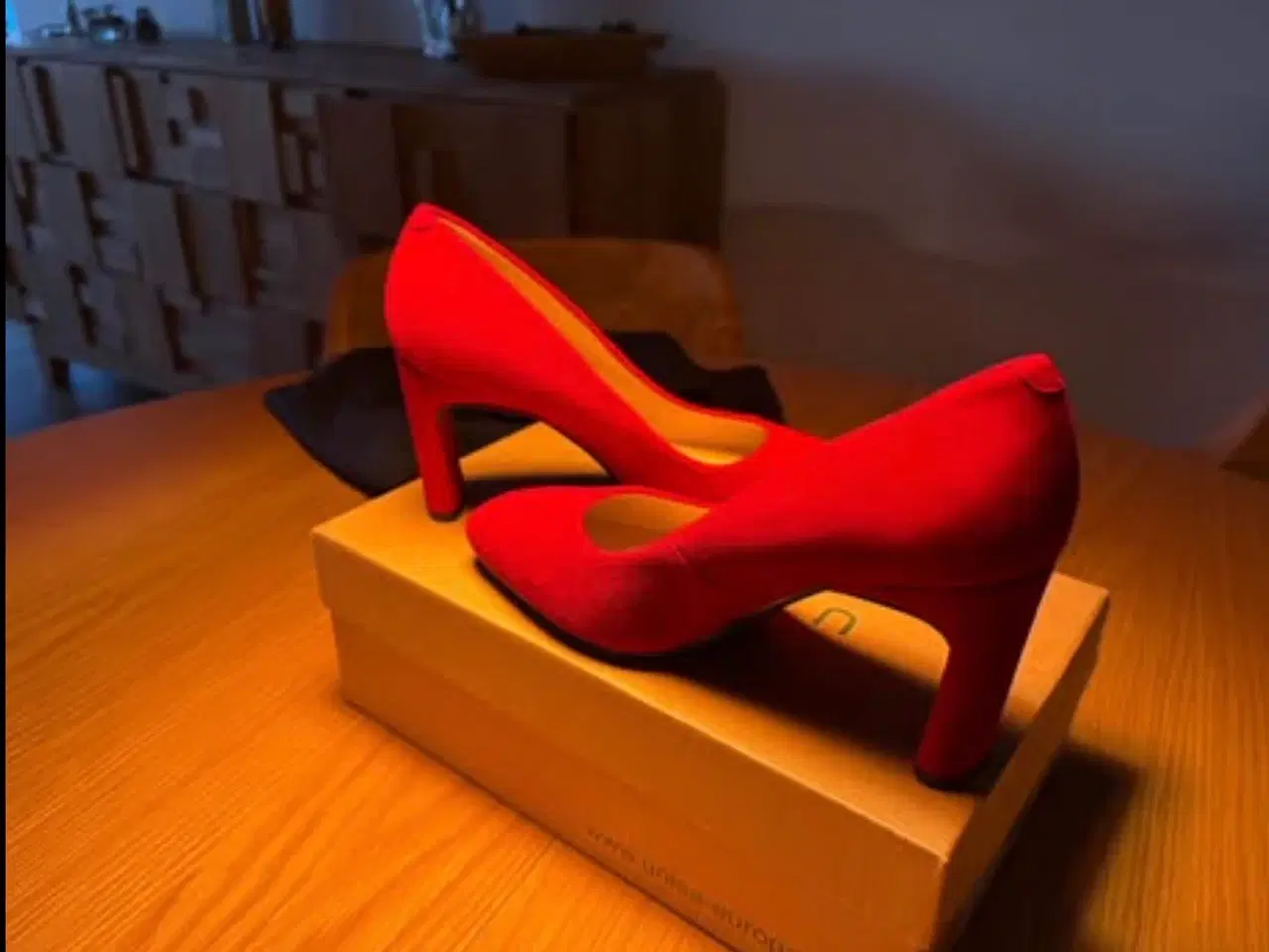 Billede 3 - Røde stiletter