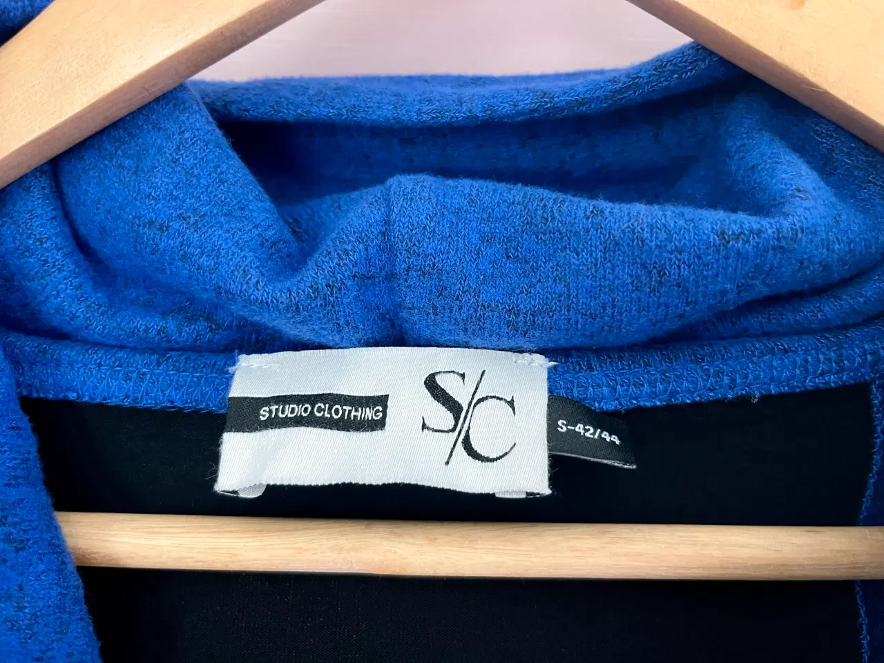 Billede 5 - Lækker cardigan med hætte fra Studio Clothing