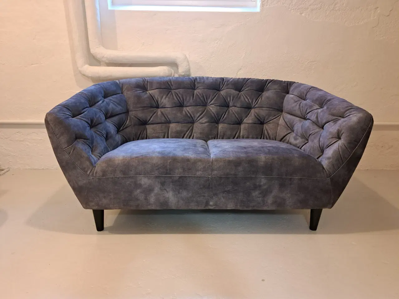 Billede 4 - RIA. 2 PERS. SOFA I VELOUR FRA ILVA.