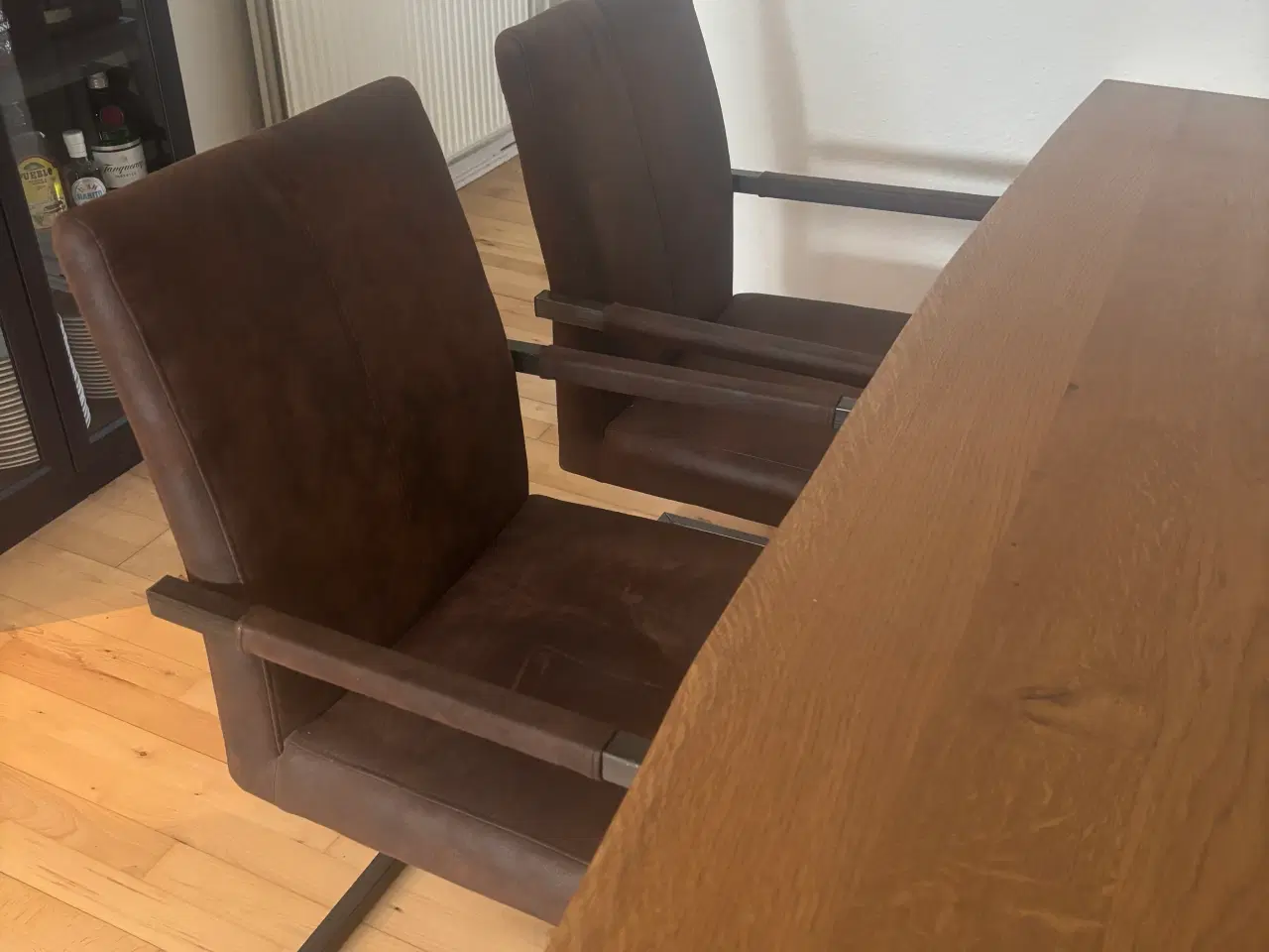 Billede 5 - Spisebord i massivt egetræ + Evedal lampe
