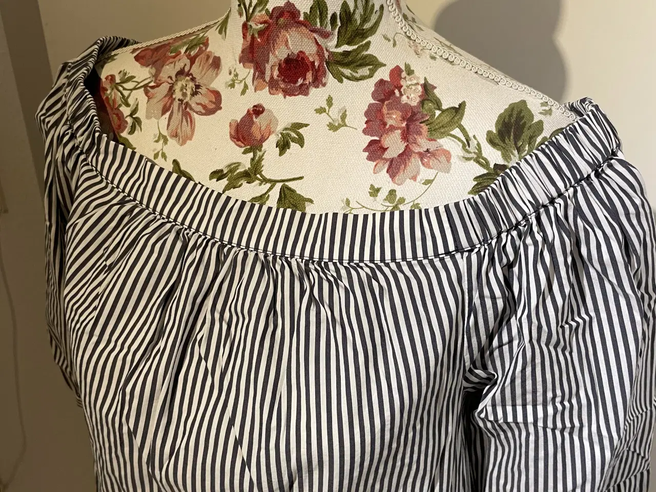 Billede 2 - Tommy Hilfiger - skulder bluse