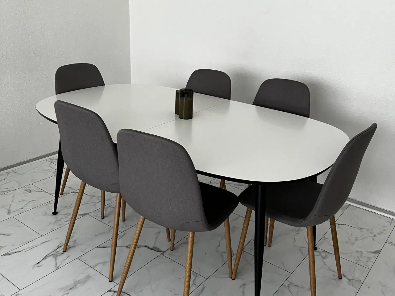 Billede 5 - Spisebord i hvid laminat 