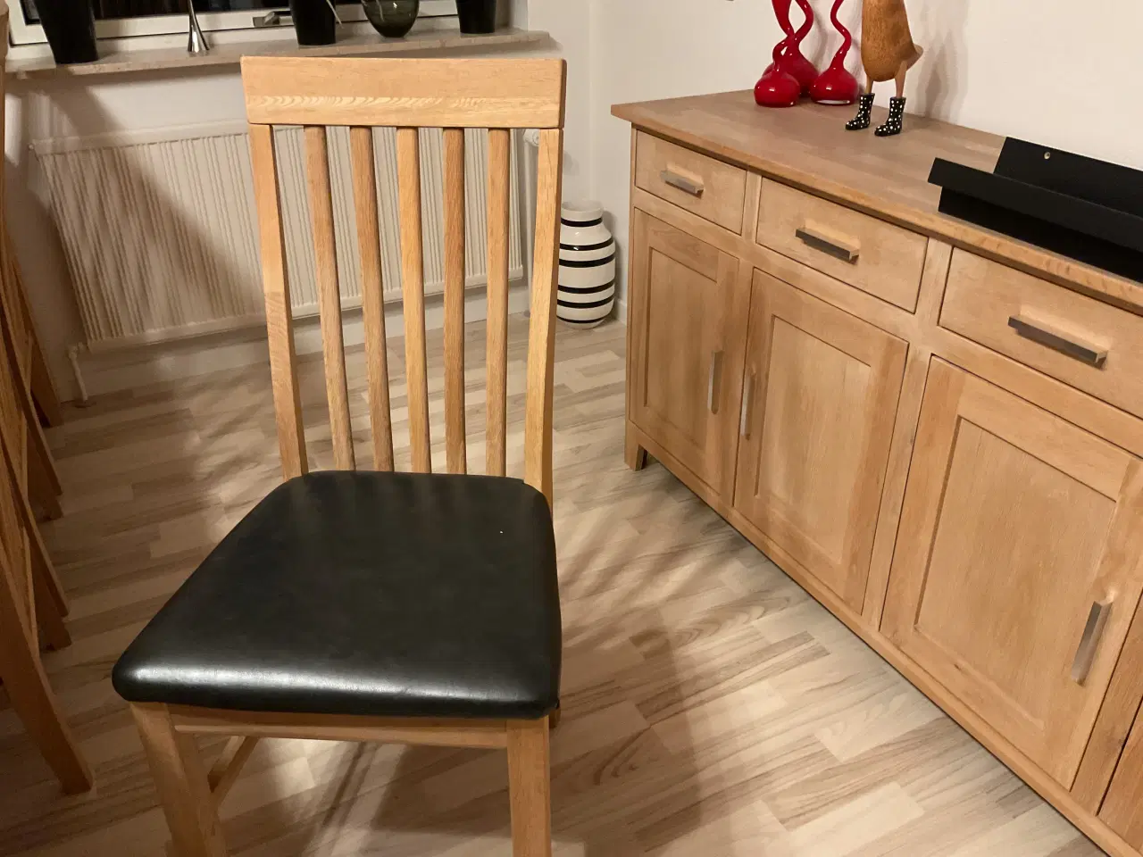 Billede 2 - Spisebord, med 8 stole sælges