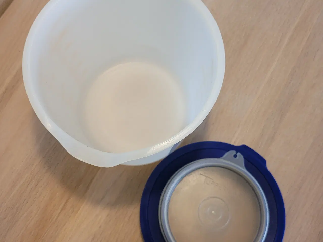 Billede 2 - Tupperware mål og mix kande 