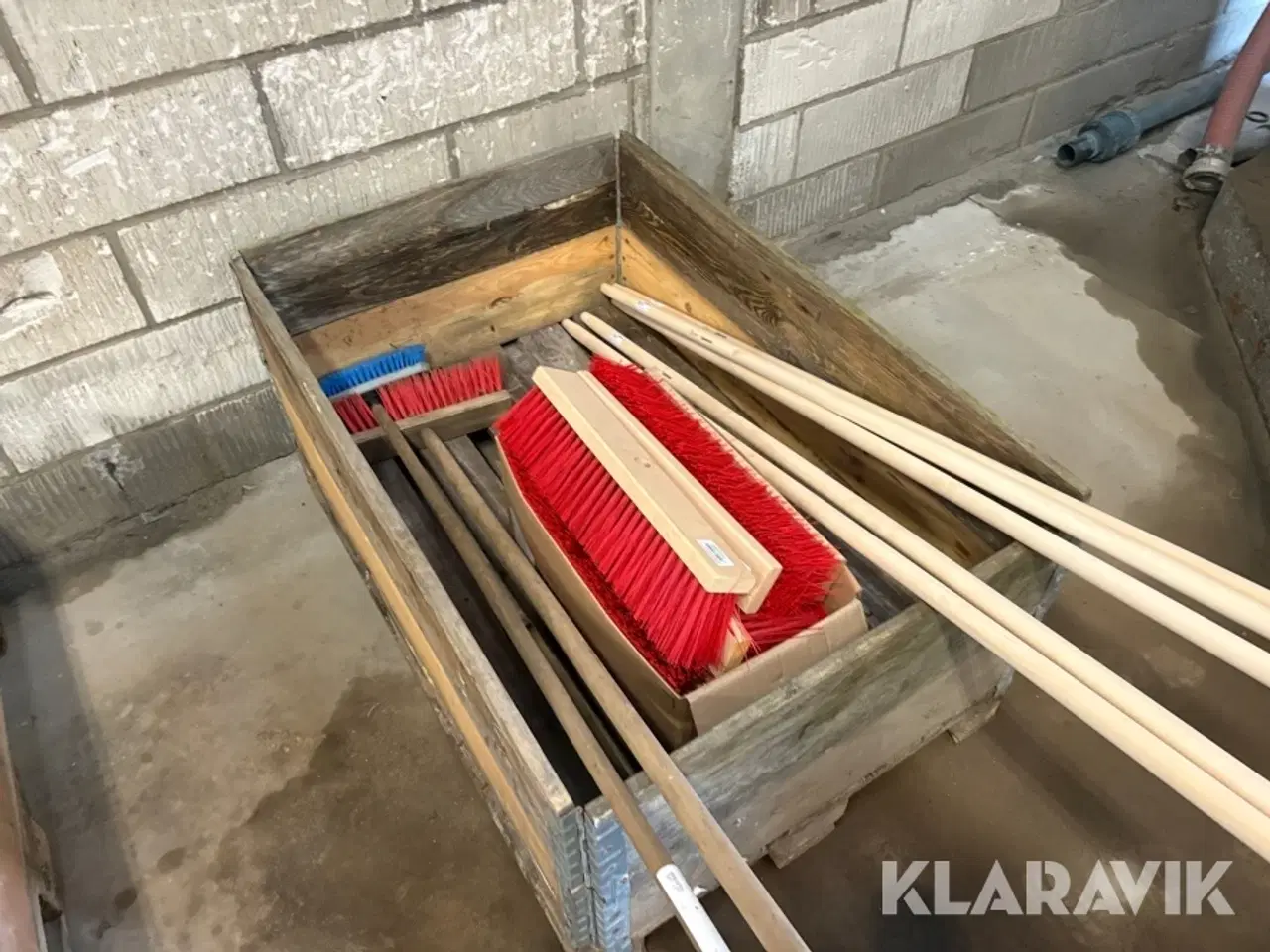 Billede 9 - Lot med koste og retteskinner 2 paller