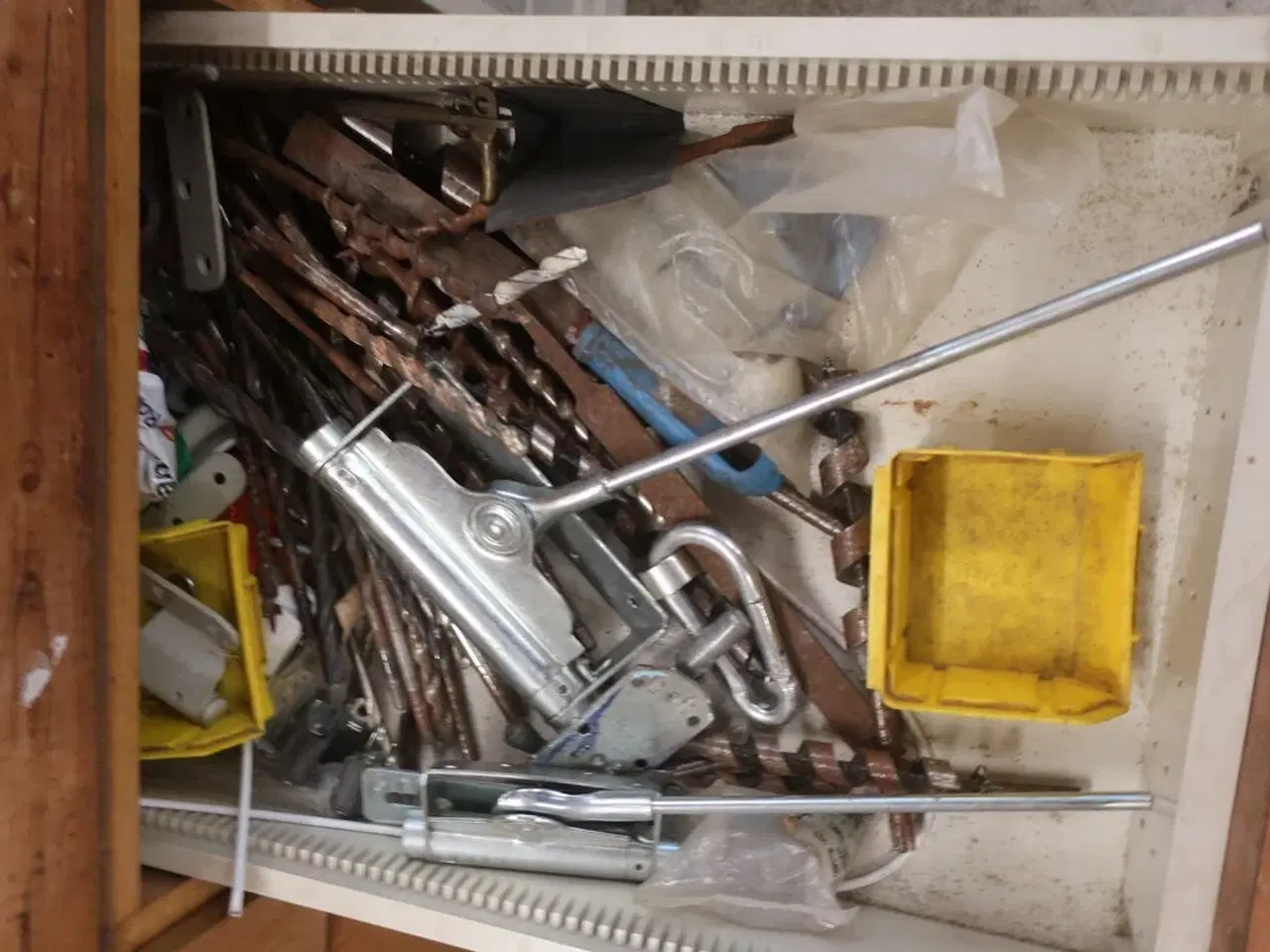 Billede 93 - Ryd hele værkstedet for løse dele