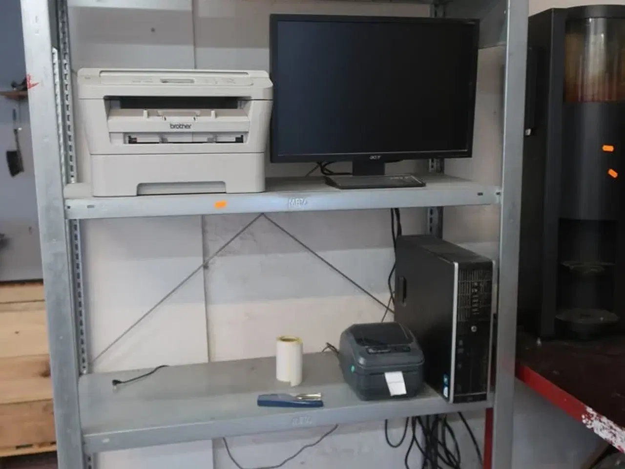 Billede 1 - Reol med labelprinter ZEBRA GK 420d, computer HP, printer BROTHER m.m.