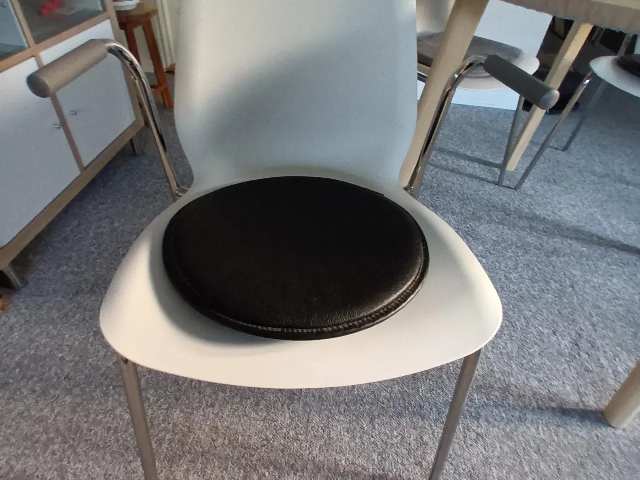 Billede 5 - Spisebord i birketræsfiner, Ø 105 cm, med 4 stole