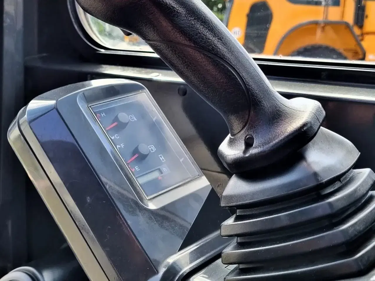 Billede 13 - KATO - IHI 27 V4 / kun 1000 timer / Tiltman og skovlsæt / årg. 2019