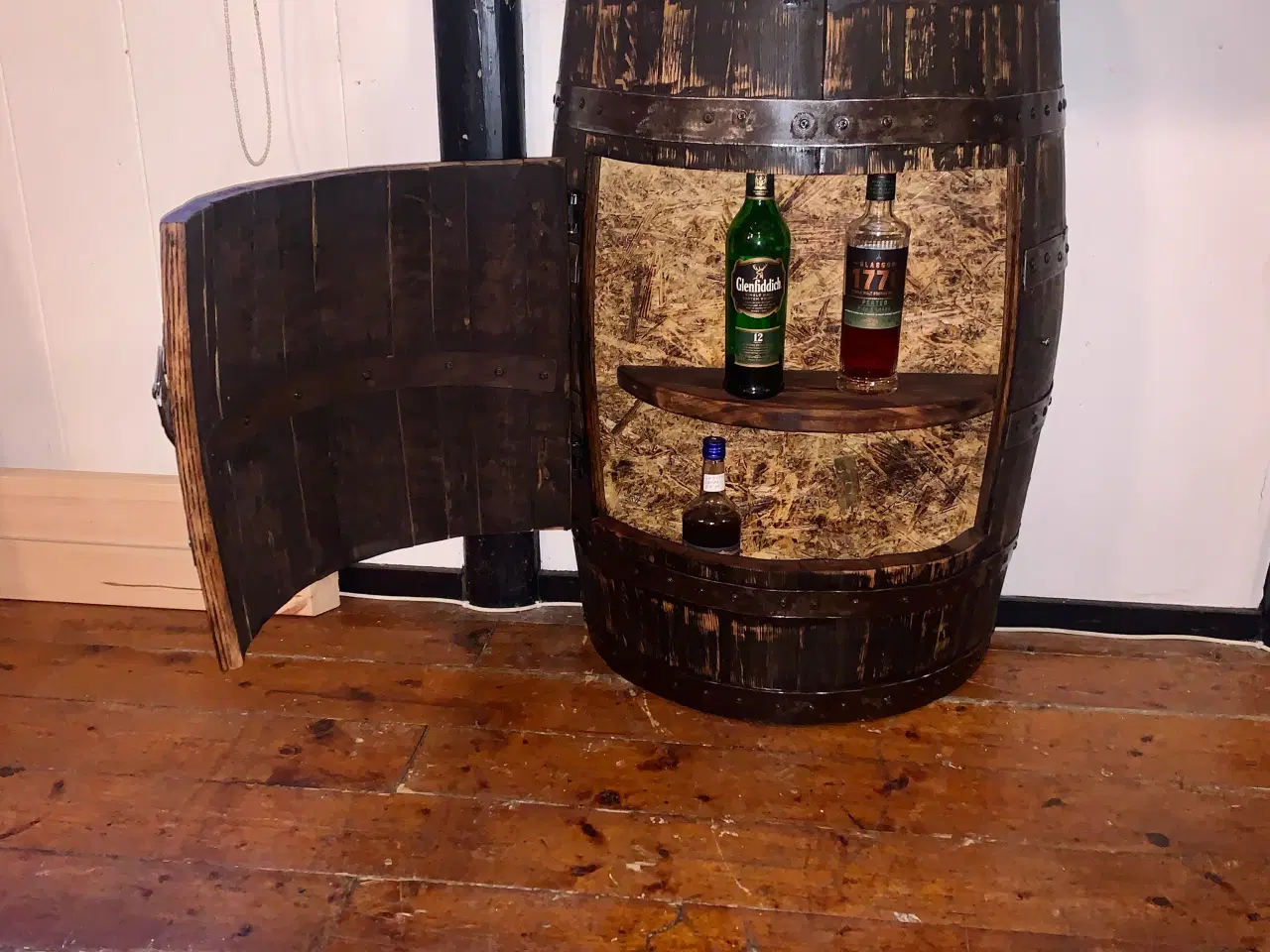 Billede 1 - Barskab, lavet af Whiskytønde