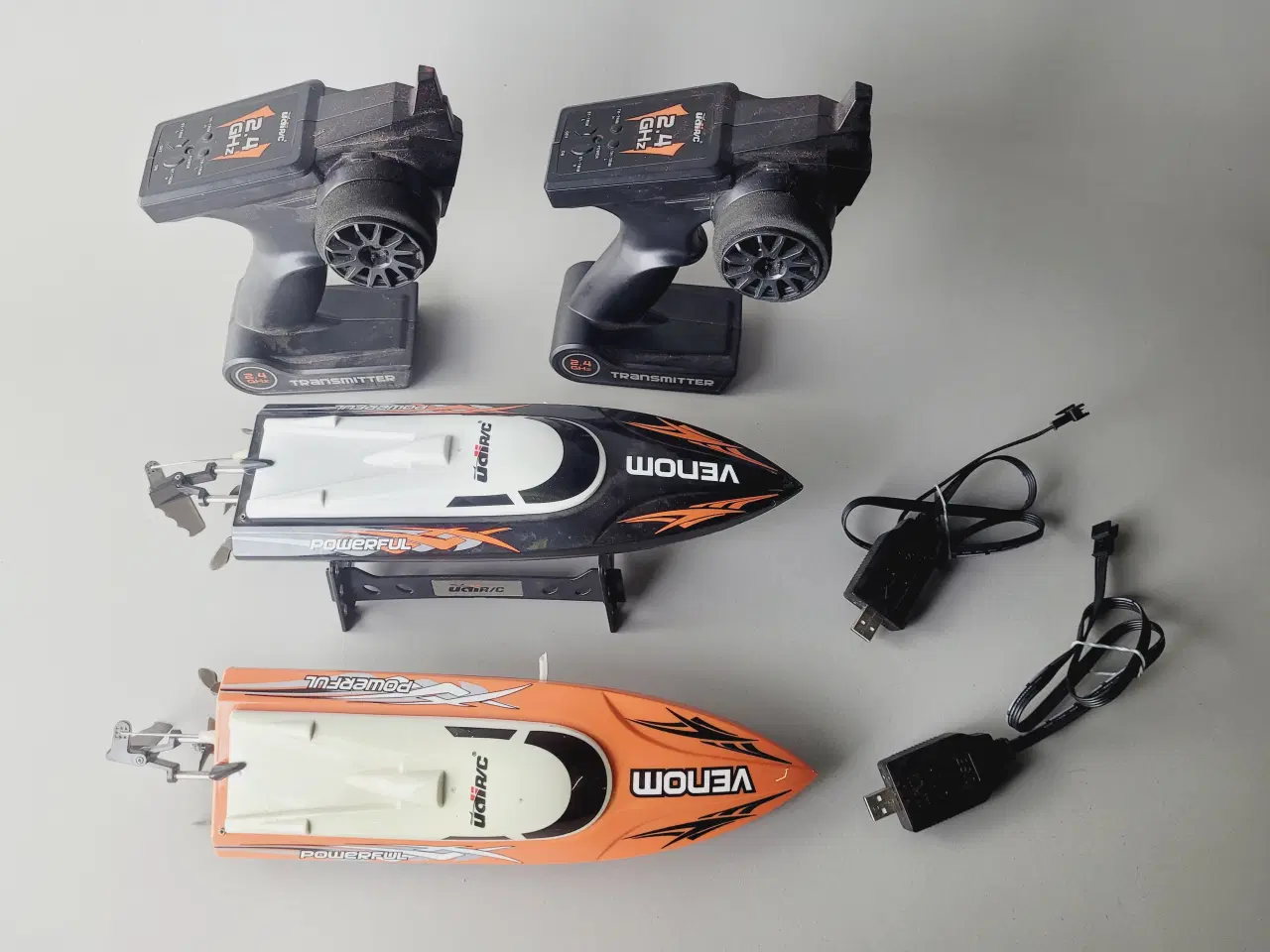 Billede 1 - 🚤 2x UDI R/C Venom Speedbåde (Utestet)