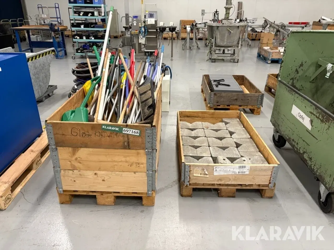 Billede 2 - Lot med have-/rengøringsredskaber og sten - 2 paller