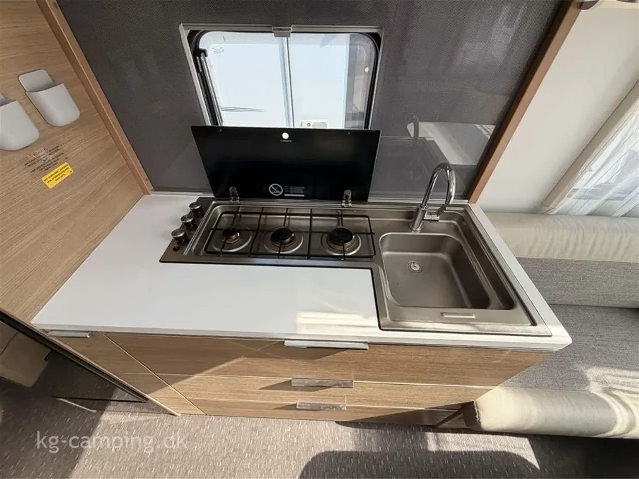 Billede 9 - 2020 - Adria Adora 613 UT Fritstående dobbeltseng, Sunshine Plus, Mover, Klima anlæg.