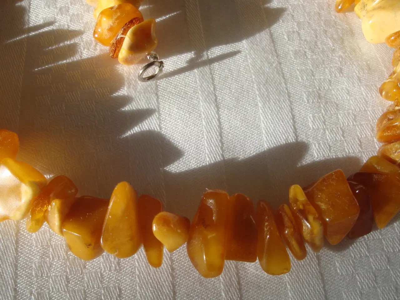 Billede 2 - 2 lyse rav halskæder - sender gerne