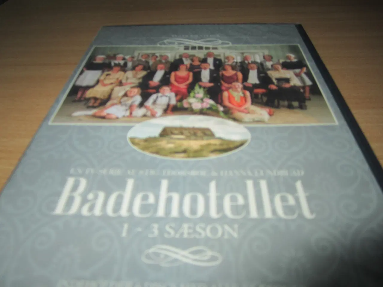 Billede 1 - BADEHOTELLET. 1-3 Sæson. BYD.