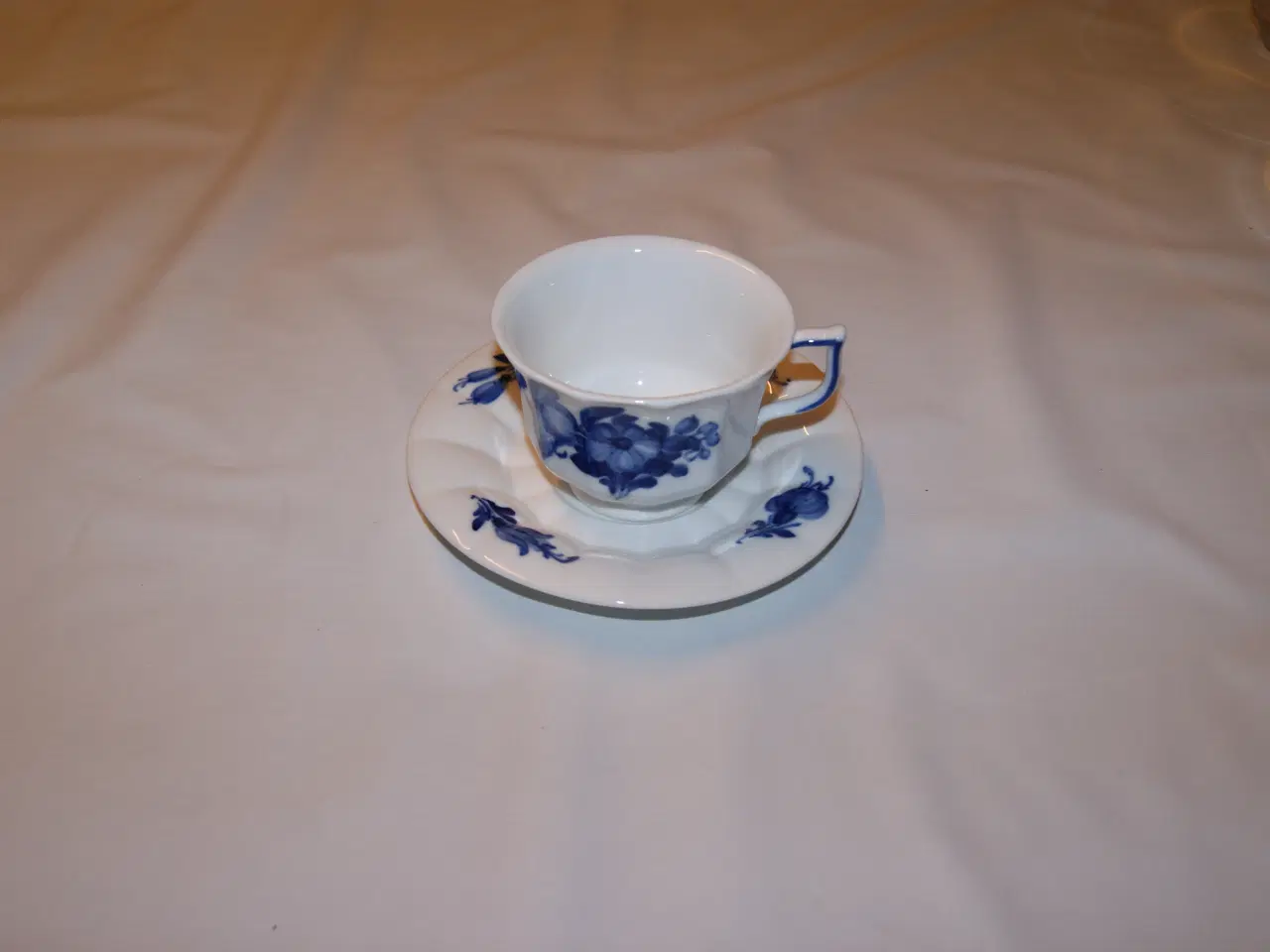Billede 1 - Tekop Blå Blomst svejfet og kantet