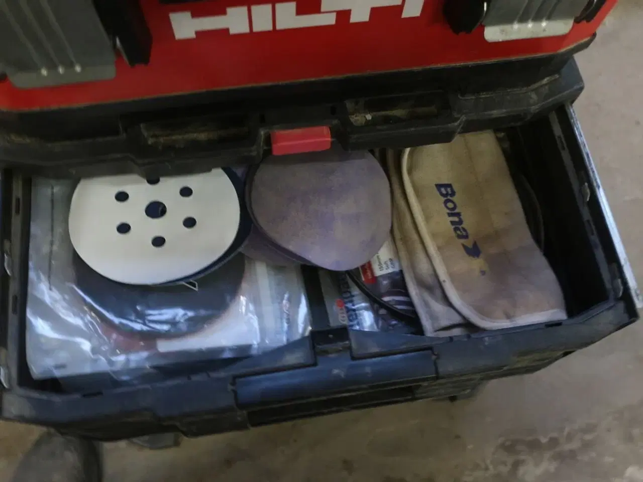 Billede 3 - Værktøjskasse og 2 flyttekasser med slibepapir