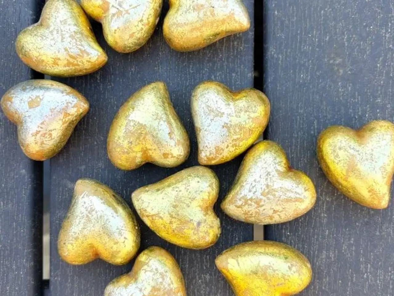 Billede 1 - Rustikke pynte-hjerter i gyldne farver. 12 stk.