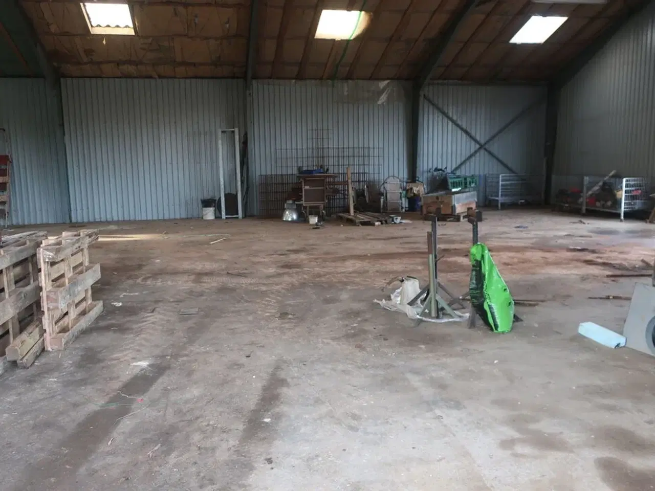 Billede 2 - 2 stk. rullebukke, paller, reoler, reservedele, værktøj, stiger m.m.