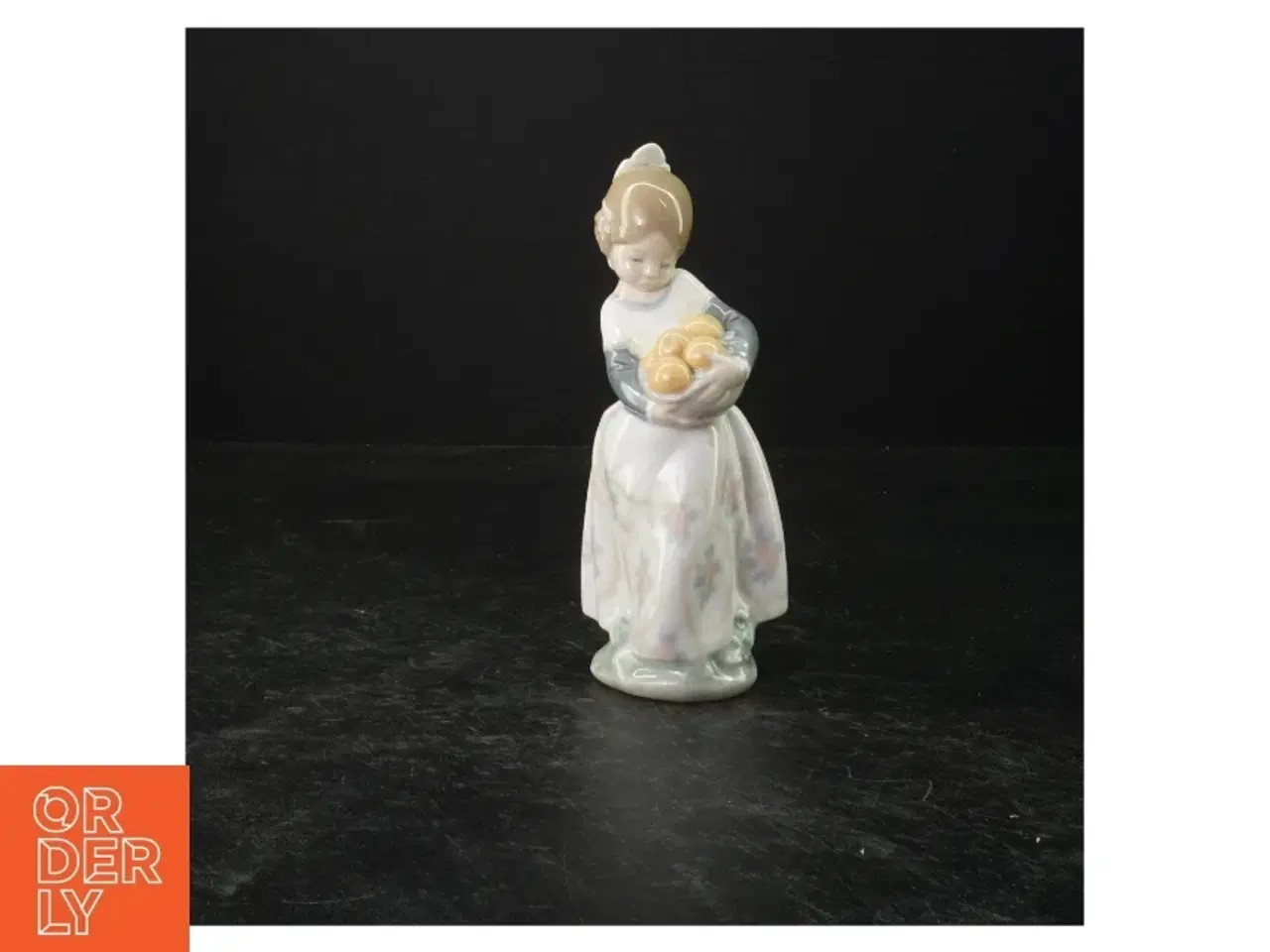 Billede 1 - Figur af kvinde med æbler fra Lladro (str. 17,5 x 7 cm)