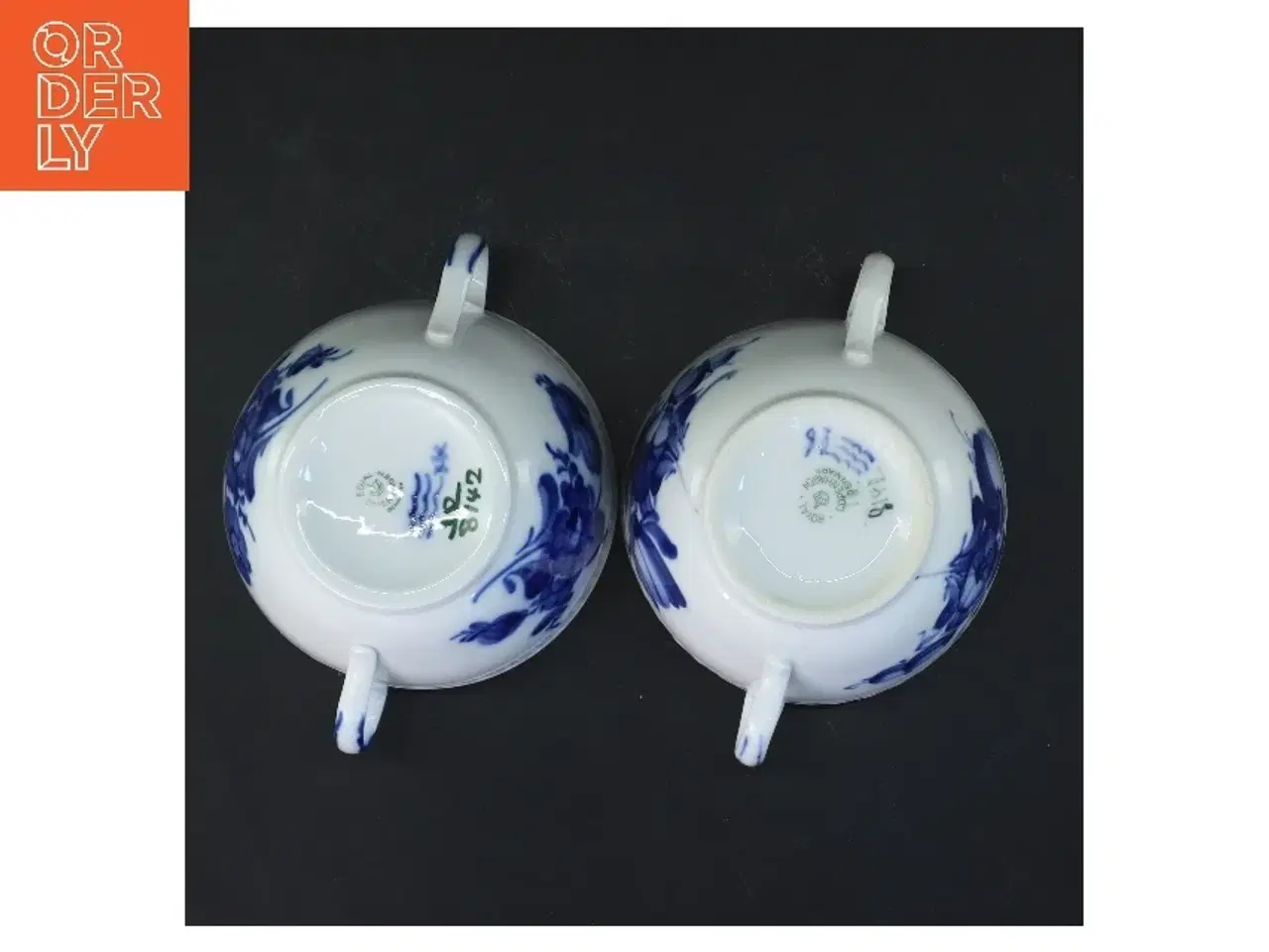 Billede 2 - Kopper med hank med blå blomst motiv fra Royal Copenhagen (str. 2 stk Ø 11,5 cm)