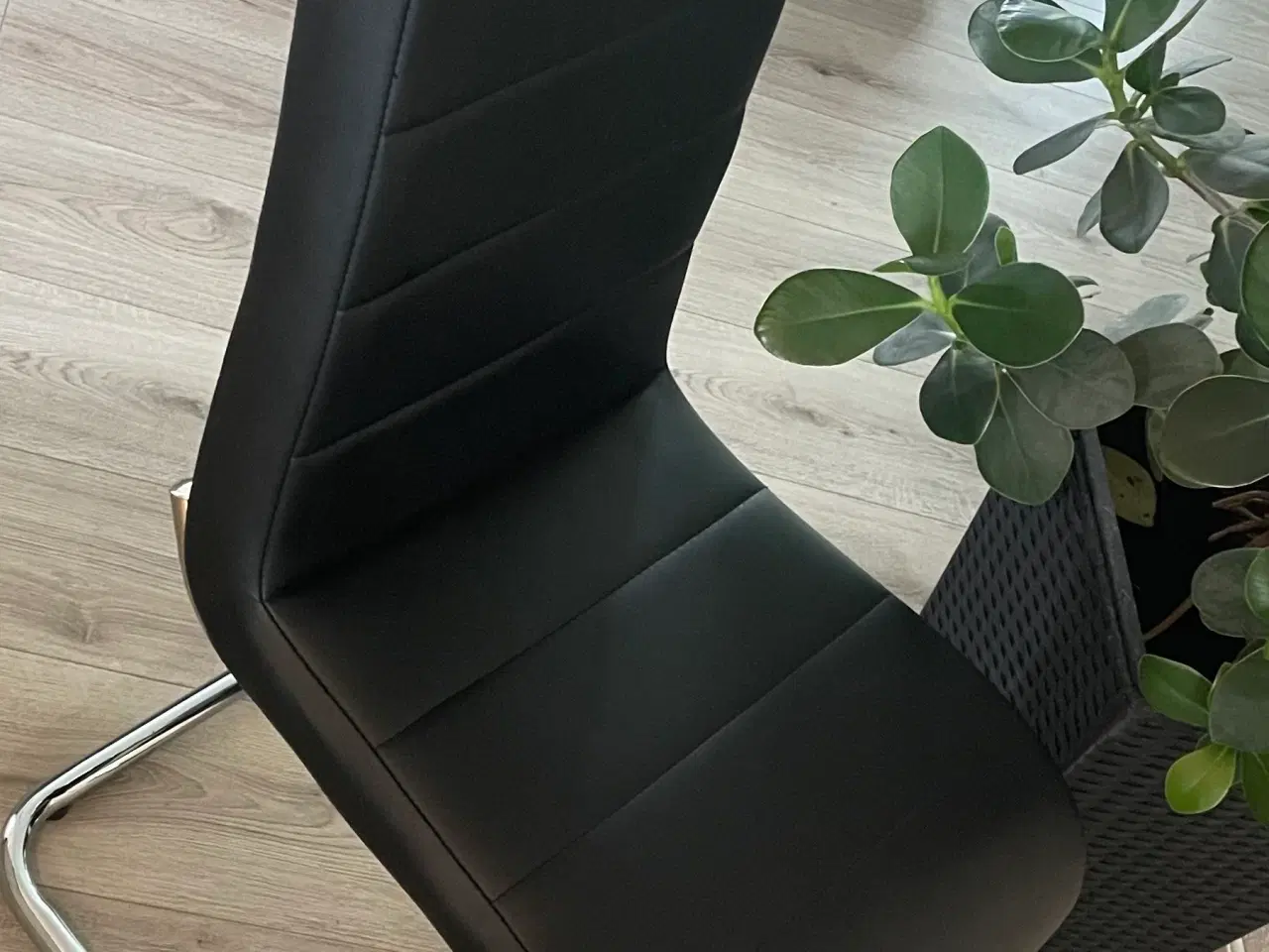 Billede 4 - Spisebord med 6 stole