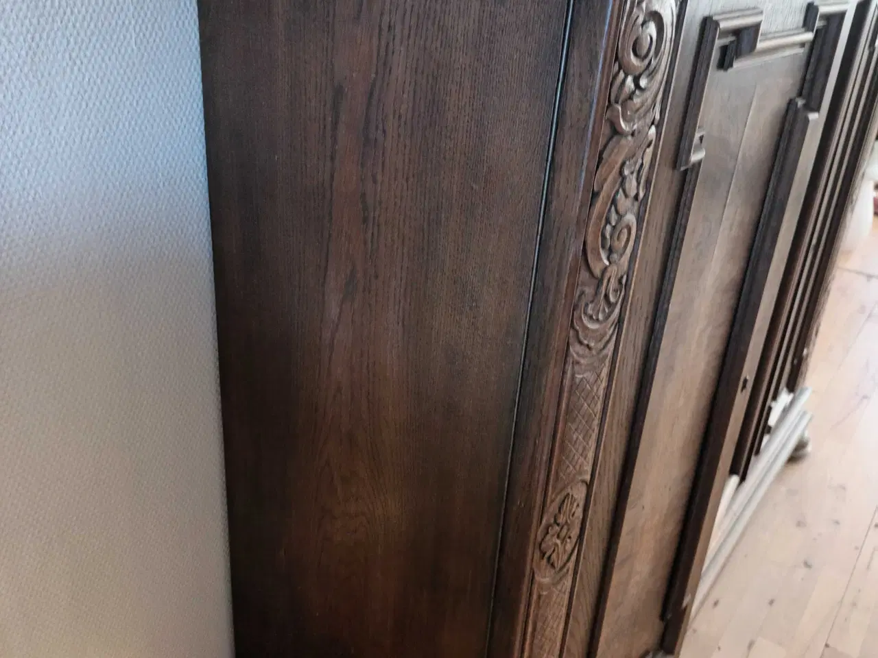 Billede 2 - Antik massivt egetræ Skænk med udskæringer, Christ