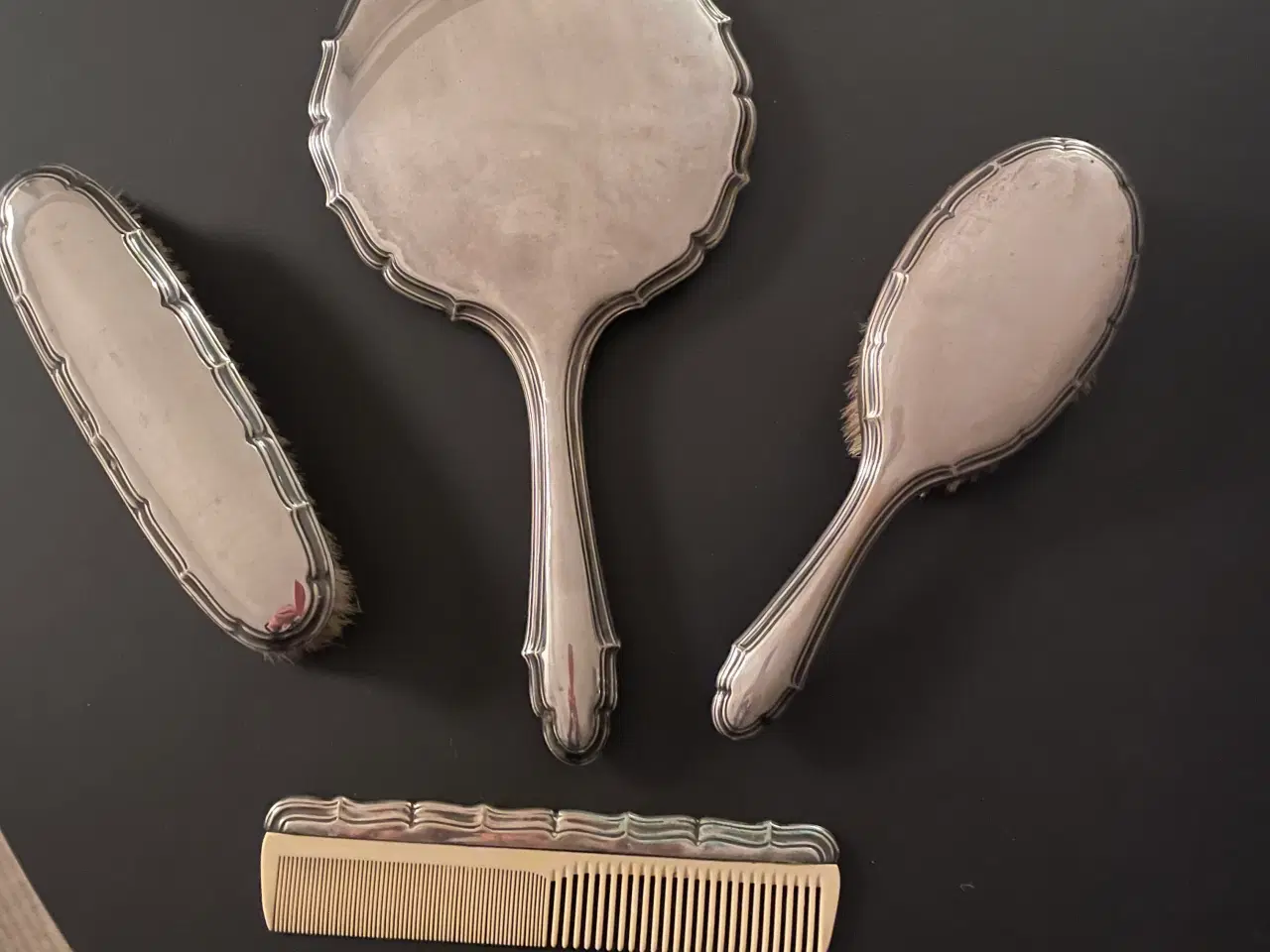 Billede 1 - Vintage sølvspejl, børster og kam