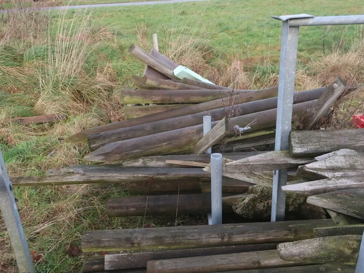 Billede 5 - Div. Barreller med træ, tagplader, stolper m.m.